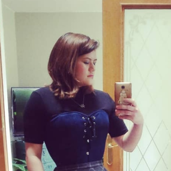 Meet your Posher, Lisa - Picture 1 of 3